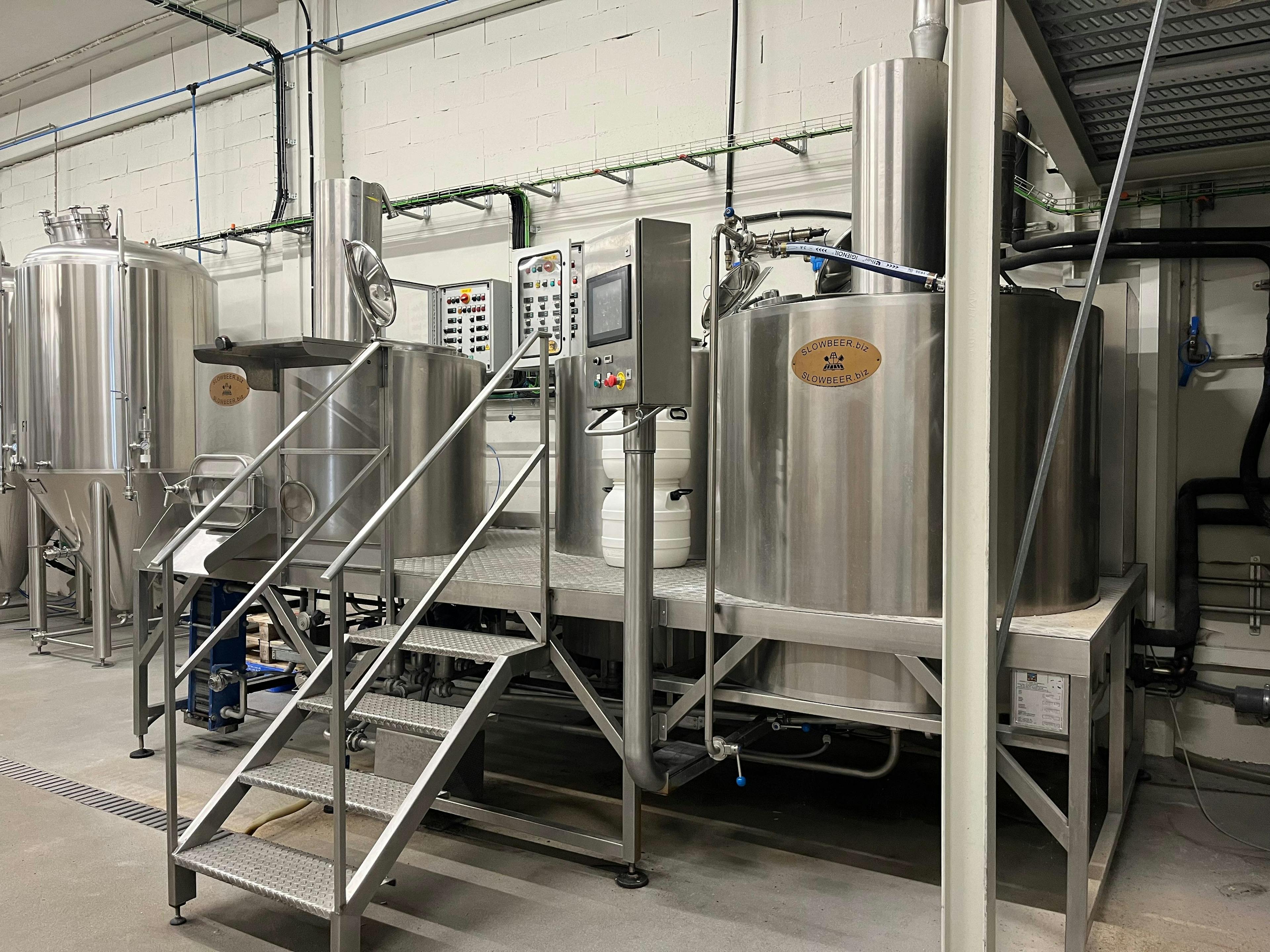 Back view of Slowbeer MB 1000 (10HL) 